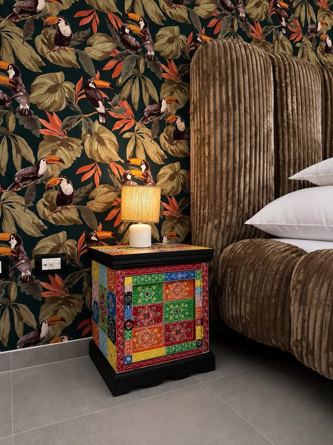Central Suite 703 — Unique and Colorful Design