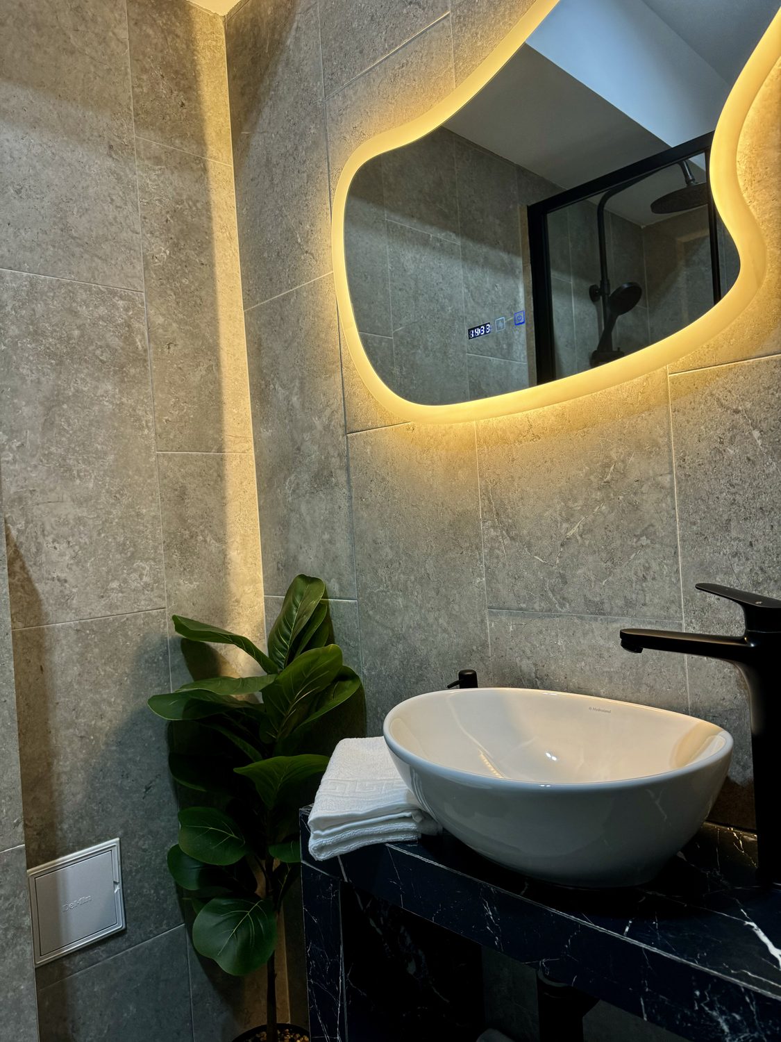 Boutique Studio 704 — imaginea 3
